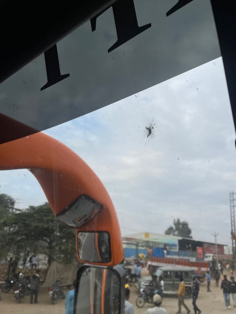  കല്ലേറിൽ തിരുവനന്തപുരത്ത് നിന്ന് ബംഗളുരുവിലേക്ക് പോയ കെഎസ്ആർടിസി സ്വിഫ്റ്റ് ബസിന്‍റെ ചില്ല് തകർന്നു. നിരവധി വാഹനങ്ങൾക്കുനേരെയും കല്ലേറുണ്ടായി. ബസ് പിന്നീട് പൊലീസെത്തി സുരക്ഷിത സ്ഥാനത്തേക്ക് മാറ്റുകയായിരുന്നു.
