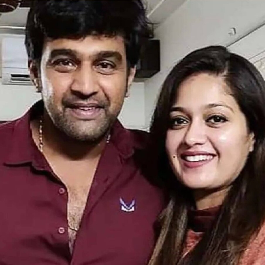  ഏറിയാൽ രണ്ടു വർഷം നീണ്ട ദാമ്പത്യത്തിനൊടുവിൽ അത്യന്തം ഞെട്ടലോടെയാണ് നടൻ ചിരഞ്ജീവി സർജയുടെ (Chiranjeevi Sarja) മരണം മേഘ്നയെ (Meghana Raj) തനിച്ചാക്കിയത്. അന്ന് മൂന്നു മാസം ഗർഭിണിയായിരുന്നു മേഘ്ന. ഭർത്താവിന്റെ അഭാവത്തിൽ, കുടുംബത്തിന്റെയും കൂട്ടുകാരുടെയും പിന്തുണയോടെ മേഘ്ന തന്റെ മകൻ റയാൻ രാജ് സർജ്ജയ്ക്ക് ജന്മം നൽകി