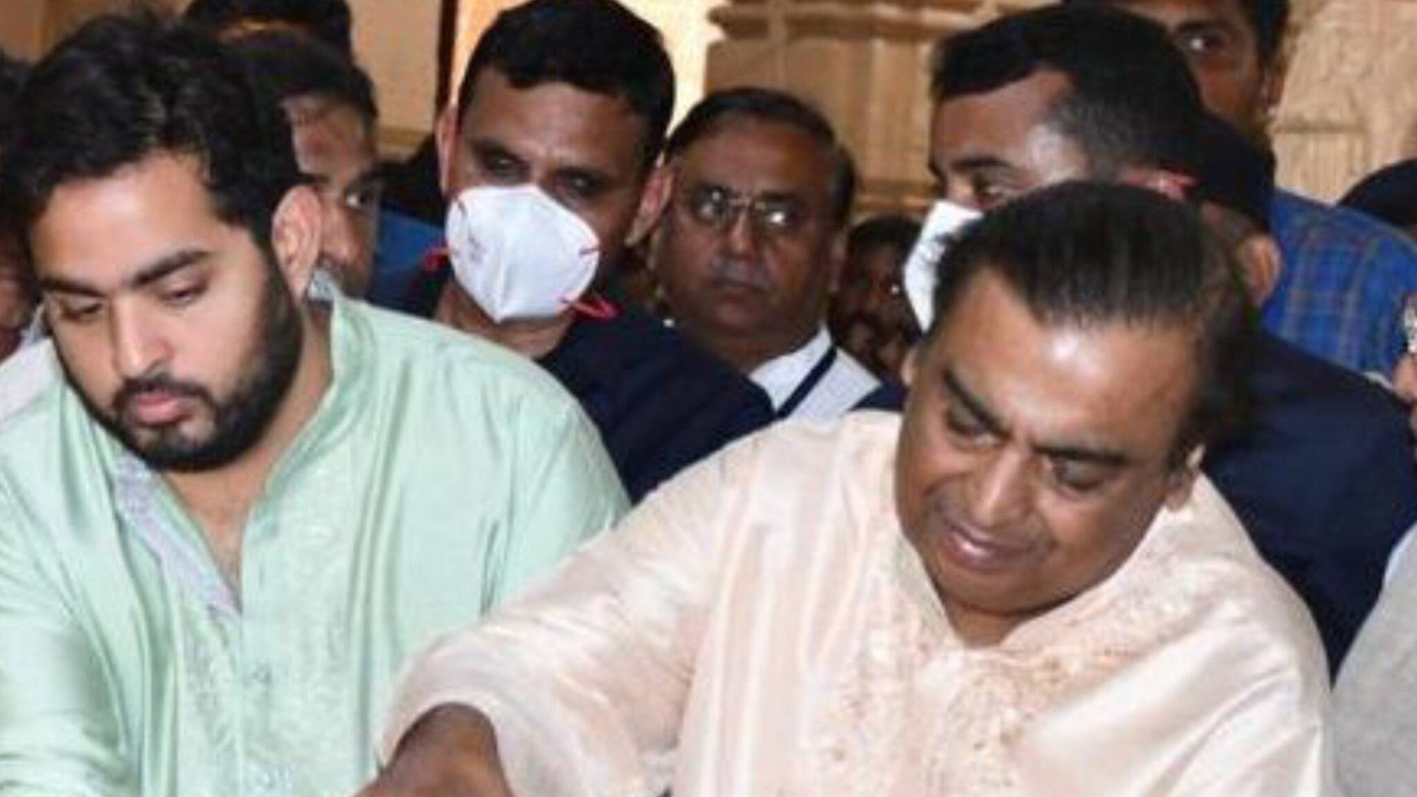 Reliance ചെയർമാൻ മുകേഷ് അംബാനിയും മകൻ ആകാശും മഹാശിവരാത്രിയിൽ സോമനാഥക്ഷേത്രത്തിൽ ദർശനം നടത്തി