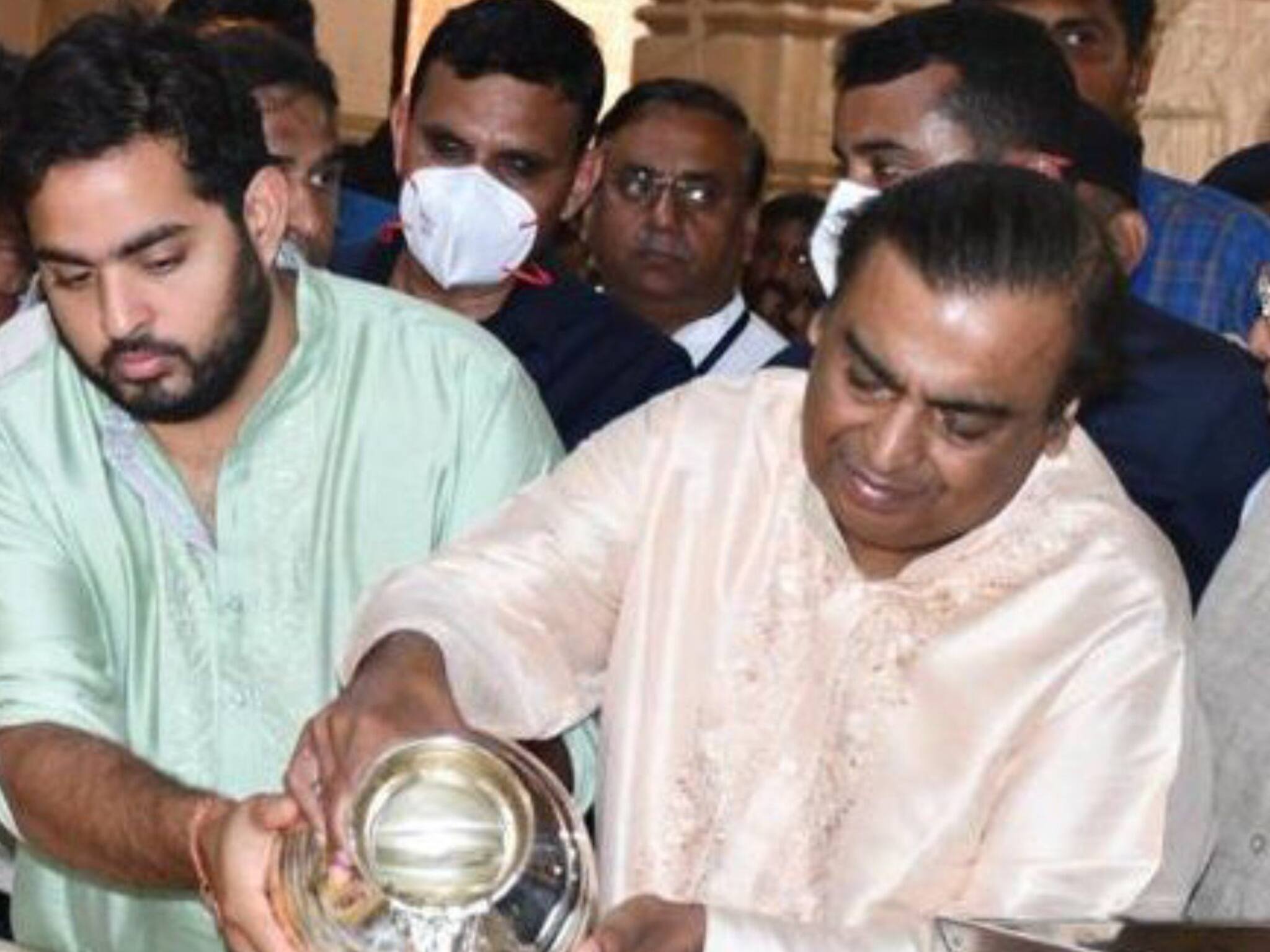 Reliance ചെയർമാൻ മുകേഷ് അംബാനിയും മകൻ ആകാശും മഹാശിവരാത്രിയിൽ സോമനാഥക്ഷേത്രത്തിൽ ദർശനം നടത്തി