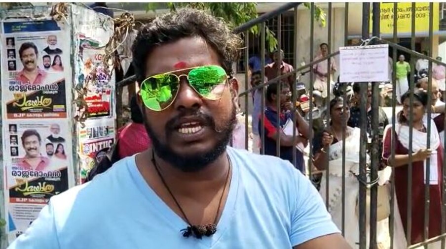  ഇന്ന് രാവിലെ 11 മണിയോടെ ആണ് സംഭവം. വീടിന് സമീപത്തെ കനാൽ വെള്ളം തുറന്ന് വിടാൻ കഴിയാത്ത പഞ്ചായത്ത്, വില്ലേജ് ഓഫീസുകൾ അടച്ചു പൂട്ടുക എന്ന പ്ലക്കാർഡ് കയ്യിലേന്തിയാണ് യുവാവ് ഇന്ന് രാവിലെ പഞ്ചായത്ത് ഓഫീസിൽ എത്തിയത്. പല തവണ പരാതി നൽകിയെങ്കിലും ഫലം കണ്ടില്ലെന്ന് ആരോപിച്ചാണ് പ്രതിഷേധം.