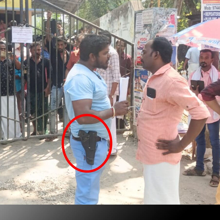  തിരുവനന്തപുരം: വെങ്ങാനൂർ ഗ്രാമപഞ്ചായത്ത് ഓഫീസിൽ നാടകീയ സംഭവങ്ങൾ. തോക്കുമായി എത്തി യുവാവ് ജീവനക്കാർ അകത്താക്കി ഗേറ്റ് പുറത്തുനിന്ന് പൂട്ടി. വെങ്ങാനൂർ സ്വദേശി മുരുകനാണ് എയർഗൺ മായ് എത്തി ഭീകരാന്തരീക്ഷം സൃഷ്ടിച്ചത്. പിന്നീട് ബാലരാമപുരം പൊലീസ് സ്ഥലത്തെത്തി ഇയാളെ കസ്റ്റഡിയിലെടുത്തു.