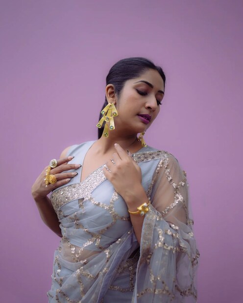  'എന്റെ ആധാർ കാർഡ്, പാസ്പോർട്ട്, ഡ്രൈവിങ് ലൈസൻസ്... ഇതിലൊക്കെ ഞാൻ ധന്യ വീണ തന്നെ ആണ്. അതിലൊന്നും ജാതിവാൽ ഇല്ല, പിന്നെ ഞാൻ എങ്ങനെ മുറിക്കും?- നവ്യ നായർ ചോദിച്ചു. ജാനകീ ജാനേ ആണ് നവ്യ നായരുടെ പുതിയ സിനിമ. ഇതിൽ സൈജു കുറുപ്പാണ് നായകൻ.