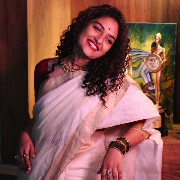  തനി നാടൻ വേഷത്തിലും മോഡേൺ വേഷങ്ങളിലും ഒരുപോലെ തൽപ്പരയാണ് പ്രയാഗ എന്ന് ഈ ചിത്രം പറയും. പരമ്പരാഗത കേരളീയ വേഷവും ആഭരണങ്ങളും അണിഞ്ഞ പ്രയാഗ
