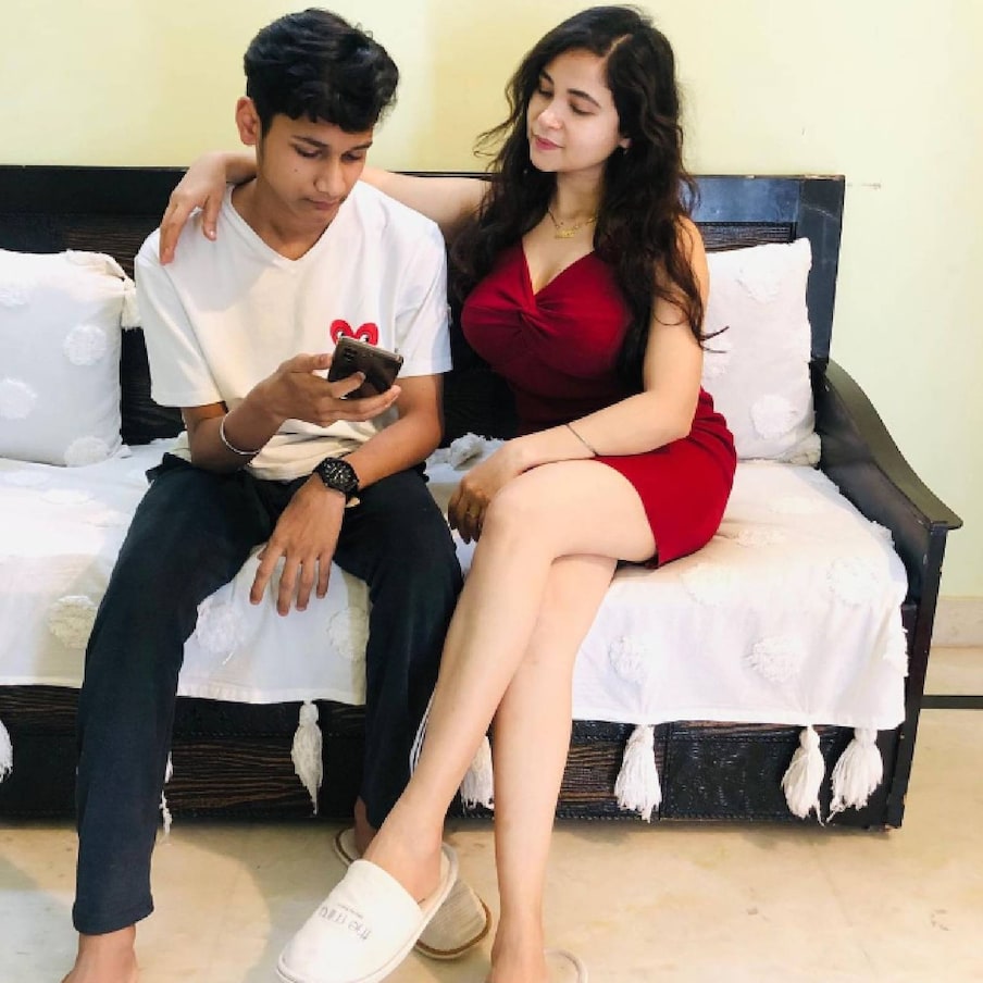  എത്രയും വേഗം ഈ പരിപാടി അവസാനിപ്പിച്ചോണം എന്നും ചിലർ ഇവർക്ക് താക്കീതു നൽകുന്നുണ്ട്. വീടിനകത്തും പുറത്തും നിന്നുള്ള പോസ്റ്റുകൾ ഇവരുടെ പേജിൽ കാണാം