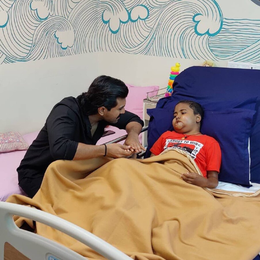  തന്റെ ആരാധകന്റെ വളരെ കാലമായുള്ള ആ​ഗ്രഹം സാധിച്ചുകൊടുത്ത് കയ്യടി നേടിയിരിക്കുകയാണ്. തെലുങ്കിൽ ഏറെ ആരാധകരുള്ള യുവനടൻ രാം ചരൺ തേജയാണ് ആ താരം.