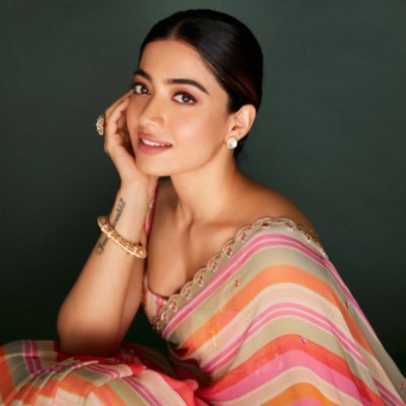  നിലവിൽ തെന്നിന്ത്യയിൽ ഏറ്റവുമധികം പ്രതിഫലം പറ്റുന്ന നടിയാണ് രശ്‌മിക. അടുത്ത സിനിമയ്ക്കായി മൂന്നു മുതൽ അഞ്ചു കോടി രൂപ വരെയാണ് രശ്‌മികയുടെ പ്രതിഫലം. പുതിയ സിനിമയുടെ പൂജാ വേളയിൽ നടൻ ചിരഞ്ജീവിയുടെ സാന്നിധ്യം ശ്രദ്ധേയമായിരുന്നു