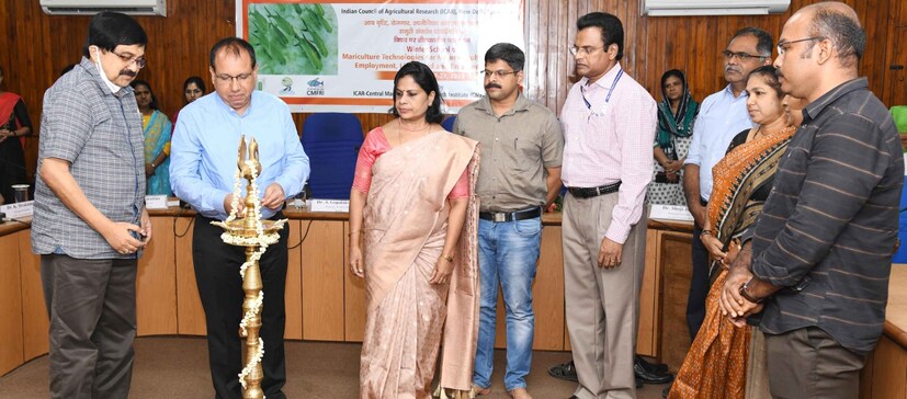  കടലിൽ കൂടുമത്സ്യകൃഷി ചെയ്യാൻ ഏറ്റവും അനുയോജ്യമായ 146 നിർദിഷ്ട സ്ഥലങ്ങൾ ഇന്ത്യൻ കടൽതീരങ്ങളിൽ സിഎംഎഫ്ആർഐ അടയാളപ്പെടുത്തിയിട്ടുണ്ടെന്ന് ഡയറക്ടർ ഡോ എ ഗോപാലകൃഷ്ണൻ പറഞ്ഞു. സിഎംഎഫ്ആർഐ വികസിപ്പിച്ച മാരികൾച്ചർ സാങ്കേതികവിദ്യകൾ രാജ്യത്തിന്റെ വിവിധ ഭാഗങ്ങളിലെ ഗവേഷകരെ പരിചയപ്പെടുത്തുകയെന്ന ലക്ഷ്യത്തോടെ ആരംഭിച്ച വിന്റർ സ്‌കൂളിന്റെ ഉദ്ഘാടന ചടങ്ങിലാണ് ഡോ ഗോപാലകൃഷ്ണൻ സിഎംഎഫ്ആർഐയുടെ പദ്ധതികൾ വിശദീകരിച്ചത്.