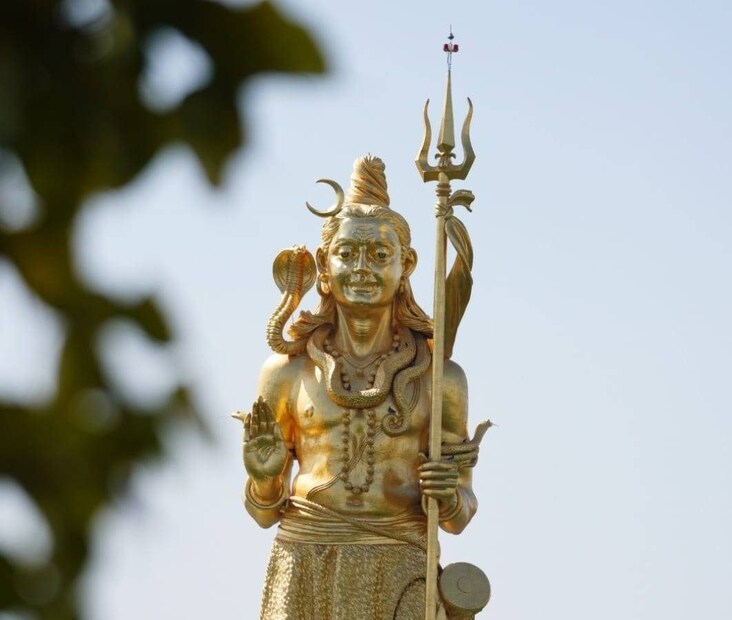  12 കോടി രൂപ ചെലവഴിച്ചാണ് 111 അടി ഉയരത്തിലുള്ള മഹാദേവന്‍റെ സ്വര്‍ണപ്രതിമ നിര്‍മ്മിച്ചത്. 17.5 കിലോ സ്വര്‍ണമാണ് പ്രതിമയില്‍ പൂശിയിരിക്കുന്നത്.