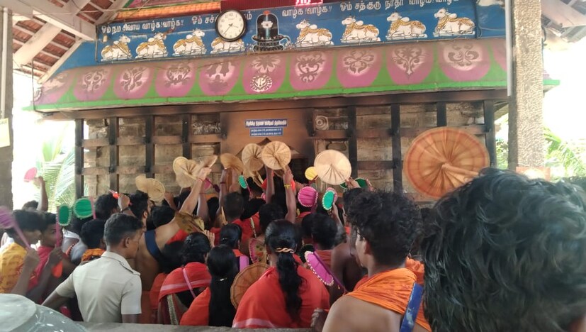  നാഗർകോവിൽ: കന്യാകുമാരി ജില്ലയിലെ ചരിത്രപ്രധാനമായ 12 ശിവക്ഷേത്രങ്ങളിലേക്കുള്ള ശിവാലയ ഓട്ടത്തിന് ഭക്തി നിർഭരമായി തുടക്കം കുറിച്ചു. കാവി വസ്ത്രവും കഴുത്തിൽ രുദ്രാക്ഷമാലയും, കൈയിൽ ഭസ്മ സഞ്ചിയും വീശരറിയുമായി ശിവ ഭഗവാനെ ഭക്തർ കാൽനടയായി 12 ക്ഷേത്രങ്ങളിൽ എത്തി ദർശനം നടത്തുന്നതിനാണ് ശിവാലയ ഓട്ടം എന്ന് പറയുന്നത്.