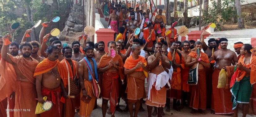  തൃപ്പരപ്പ് അരുവിയിലും ക്ഷേത്രത്തിലും വൻ ഭക്തജനത്തിരക്കാണ് ഇന്ന് അനുഭവപ്പെട്ടത്. മുൻകാലങ്ങളിൽ മഹാശിവരാത്രിക്കു തലേദിവസം വൈകുന്നേരം തിരുമലയപ്പനെ തൊഴുതാണ് ശിവാലയ ഓട്ടം ആരംഭിച്ചിരുന്നത്. കഴിഞ്ഞ ഏതാനും വർഷമായി രാവിലെതന്നെ ഓട്ടം ആരംഭിക്കുന്ന ഭക്തരുമുണ്ട്. വെള്ളിയാഴ്ച പുലർച്ചെതന്നെ ഭക്തർ ഓടിത്തുടങ്ങി.