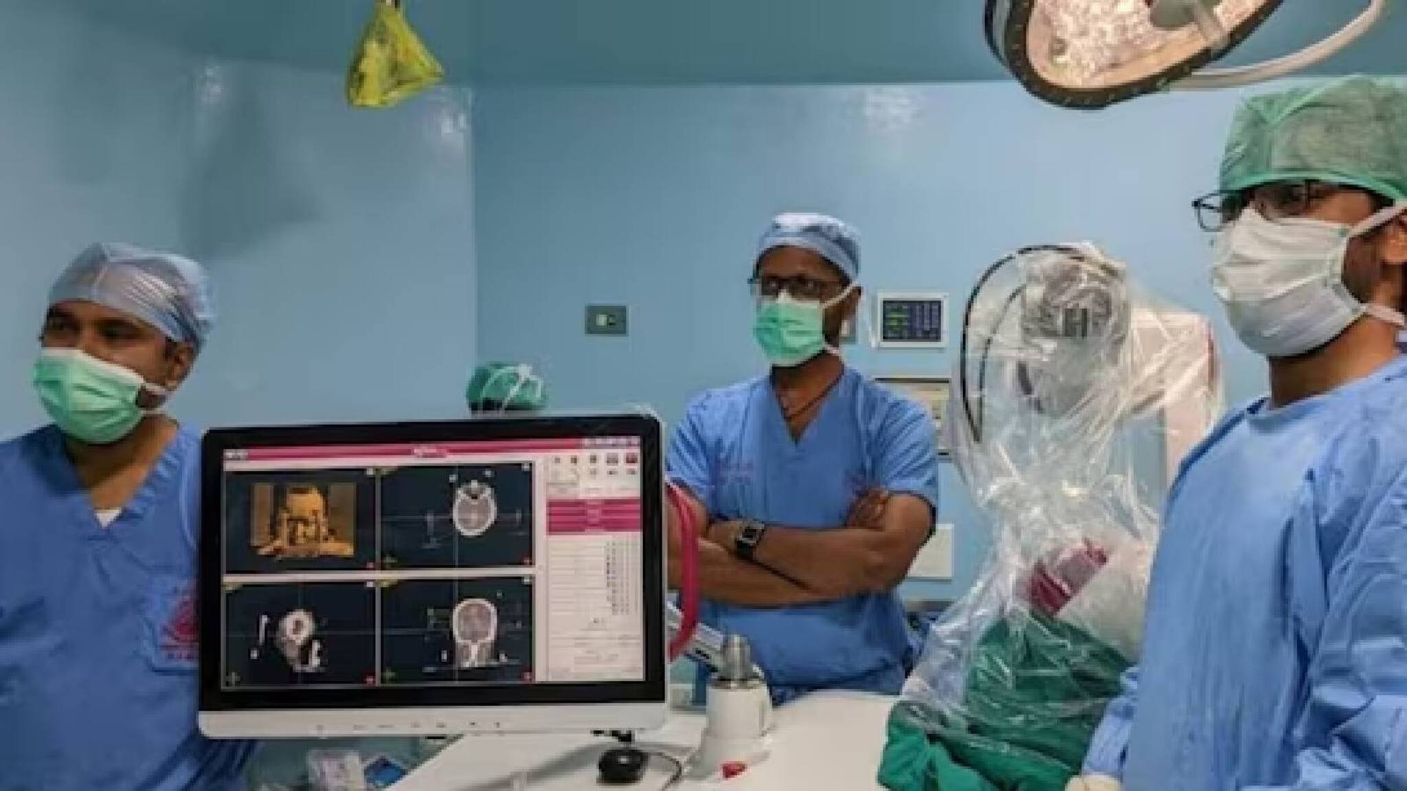 പൊട്ടിച്ചിരി നിയന്തിക്കാനാകാത്ത പന്ത്രണ്ടുകാരന് കൊച്ചിയിൽ റോബോട്ടിന്റെ സഹായത്തോടെ  ശസ്ത്രക്രിയ