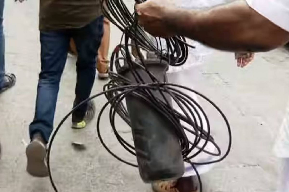 ഭർത്താവിനൊപ്പം സ്കൂട്ടറിൽ സഞ്ചരിച്ച വീട്ടമ്മ കഴുത്തിൽ കേബിൾ കുരുങ്ങി മരിച്ചു
