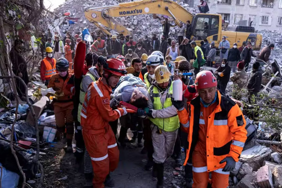 Turkey Earthquake | ഒമ്പത് ദിവസം കെട്ടിടാവശിഷ്ടങ്ങൾക്കിടയിൽ; അമ്മയെയും മക്കളെയും ജീവനോടെ പുറത്തെടുത്തു