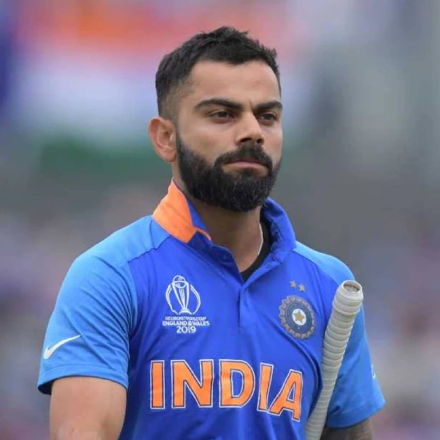  ക്രിക്കറ്റ് താരം വിരാട് കോഹ്‌ലിയുടെ (Virat Kohli) ഏറ്റവും പുതിയ ട്വീറ്റുകളിൽ ഒന്ന് ചർച്ചയാവുകയാണ്. ഒരു നഷ്‌ടവും അതിന്റെ തീരാദുഃഖവുമാണ് ട്വീറ്റിൽ നിറയുന്നത്. ഒരു നോക്ക് പോലും കാണാൻ സാധിക്കാതെ തന്റെ ഏറ്റവും പുതിയ മൊബൈൽ ഫോൺ നഷ്‌ടമായതിന്റെ വേദനയാണ് ഈ ട്വീറ്റിൽ. തുറന്നു പോലും നോക്കും മുൻപേ ഫോൺ നഷ്‌ടപ്പെടുന്നതിന്റെ സങ്കടം പറഞ്ഞറിയിക്കാൻ കഴിയാത്തതാണ് എന്ന് കോഹ്‌ലി