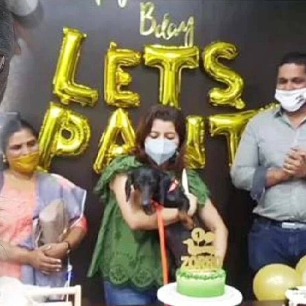  സോറോയുടെ ആദ്യ പിറന്നാളിന്റെ ചിത്രമാണിത്. അന്ന് സ്‌പെഷൽ കേക്ക് കട്ടിങ് ചടങ്ങിൽ സുപ്രിയ സോറോയെയും കൊണ്ട് കേക്ക് മുറിച്ചായിരുന്നു ആഘോഷിച്ചത്