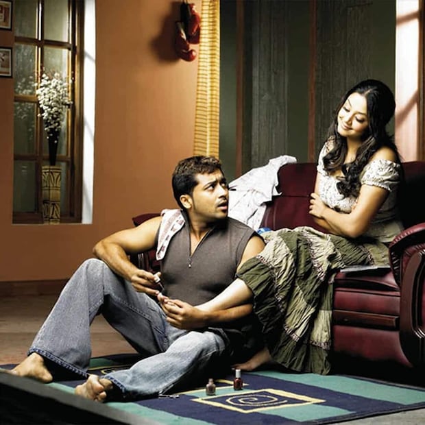  ചിത്രത്തിൽ, സൂര്യയുടേയും ജ്യോതികയുടേയും കഥാപാത്രങ്ങളുടെ വിവാഹ വേളയിലുള്ള 'കുമ്മി അടി' എന്ന ഗാനം കംപോസ് ചെയ്യുമ്പോൾ ഈ ഗാനം ഇരുവർക്കുമുള്ള തന്റെ വിവാഹ സമ്മാനമാണെന്ന് സംവിധായകൻ കൃഷ്ണയോട് റഹ്മാൻ പറഞ്ഞു.