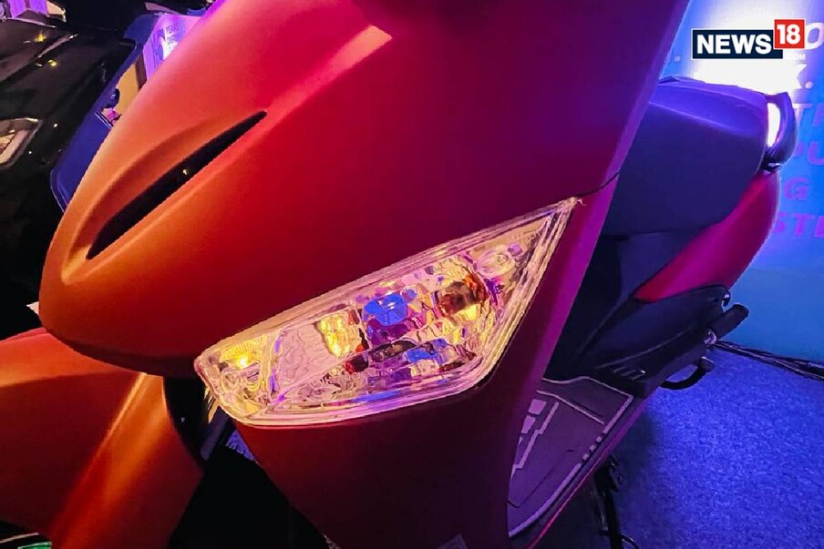  ഒപ്റ്റിമ CX5.0 അതിന്റെ കണക്റ്റഡ് സാങ്കേതികവിദ്യയും മെച്ചപ്പെട്ട പെർഫോമൻസും ഉപയോഗിച്ച് കാര്യങ്ങൾ മറ്റുതലത്തിലേക്ക് കൊണ്ടുപോകും. 3kWh ബാറ്ററി പായ്ക്കുമായി ജോഡിയാക്കിയ 1.9kW മോട്ടോറാണ് ഇതിൽ സജ്ജീകരിച്ചിരിക്കുന്നത്. തൽഫലമായി 113 കിലോമീറ്റർ റേഞ്ചും 55 കിലോമീറ്ററിന്റെ പരമാവധി വേഗതയും ഇതിന് ലഭിക്കും. (Photo: Paras Yadav/ News18.com)