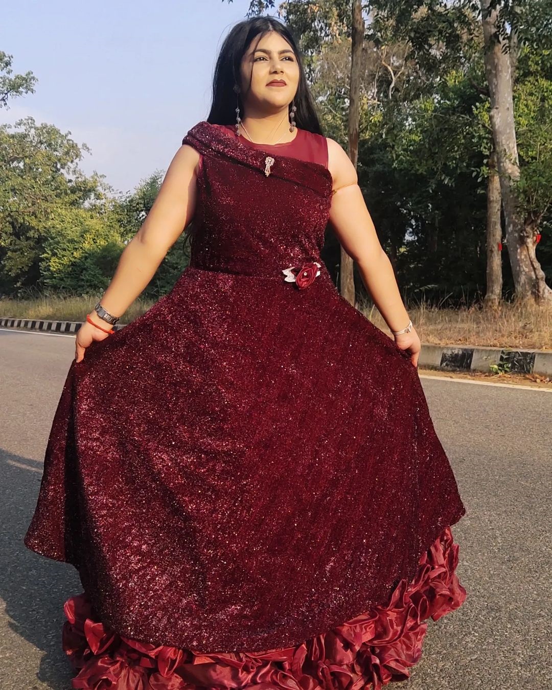   ഭുവനേശ്വര്‍: പ്രശസ്ത ഒഡിയ നടിയും ഗായികയുമായ രുചിസ്മിത ഗുരു മരിച്ച നിലയില്‍. ഒഡീഷയിലെ ബലാംഗിറിലുള്ള അമ്മാവന്റെ വീട്ടിലെ മുറിയിൽ ഫാനിൽ തൂങ്ങിയ നിലയിലായിരുന്നു മൃതദേഹമെന്നാണ് റിപ്പോർട്ട്. കഴിഞ്ഞ ദിവസമായിരുന്നു സംഭവം. മൃതദേഹം പോസ്റ്റ്‌‍മോർട്ടത്തിനായി അയച്ചു.