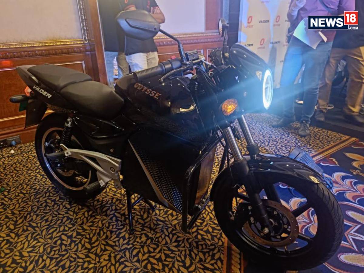   ഇലക്ട്രിക് ഇരുചക്ര വാഹന നിർമാതാക്കളായ ഒഡീസി ഇന്ത്യയിൽ പുതിയ ഇലക്ട്രിക് മോട്ടോർസൈക്കിൾ അവതരിപ്പിച്ചു. വേഡർ എന്ന് വിളിക്കപ്പെടുന്ന ഇതിന്റെ എക്‌സ്‌ഷോറൂം വില 1.30 ലക്ഷം രൂപയാണ്. എന്നാൽ അഹമ്മദാബാദിൽ 1.10 ലക്ഷം രൂപ മുടക്കിയാൽ വാഹനം സ്വന്തമാക്കാനാവും. മറ്റ് സംസ്ഥാനങ്ങളിൽ 1.30 ലക്ഷമാണ് നൽകേണ്ടത്. (Photo: Mayank Gupta/ News18.com)