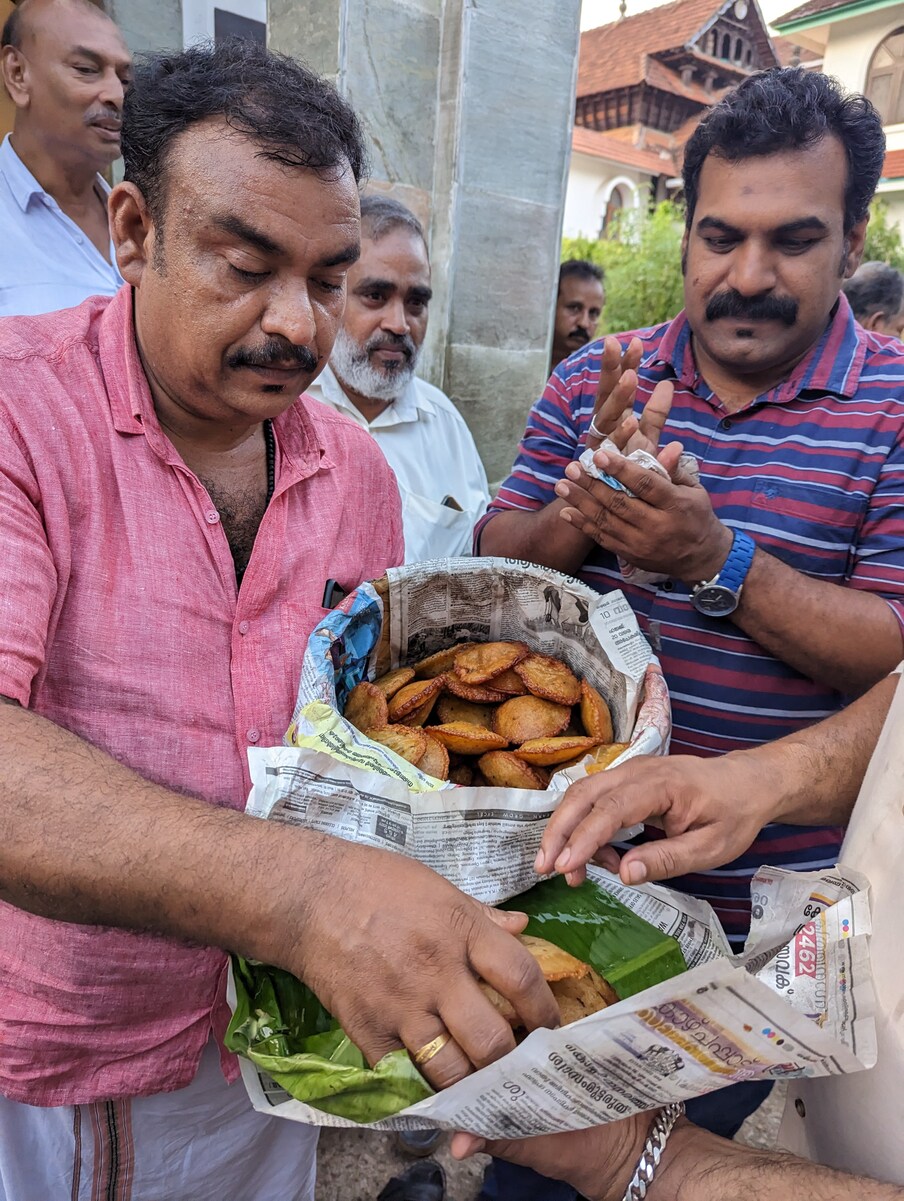 അപ്പങ്ങൾ നിറച്ച്  കൊട്ടകൾ പള്ളിക്ക് അടുത്തുവച്ച് തന്നെ സ്വീകരിക്കും.. തുടർന്ന് പള്ളിയിലേക്ക് കൊണ്ടുപോകും.. ഖബറിടത്തിനരികിൽ പ്രാർത്ഥനകൾ നടത്തും.തുടർന്ന് അപ്പം എല്ലാവർക്കും നൽകും