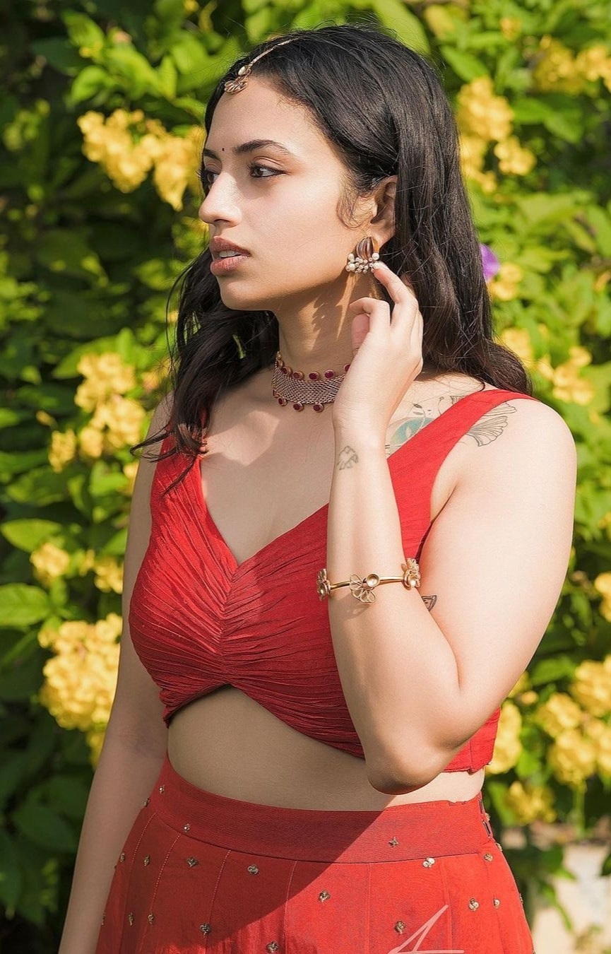  ''അത് അശ്ലീലമോ ഹോട്ടോ അല്ല'', സിനിമയിലെ ഇന്റിമേറ്റ് രംഗങ്ങളെക്കുറിച്ച് മാളവിക പറയുന്നു. കഥ ആവശ്യപ്പെടുന്നെങ്കില്‍ ഇത്തരം സീനുകളിൽ അഭിനയിക്കാൻ മടിയില്ലെന്നും താരം പറയുന്നു. സിനിമയിൽ നാഗ ശൗര്യയുമായി ദീർഘമേറിയ ചുംബന സീൻ സിനിമയിലുണ്ട്.