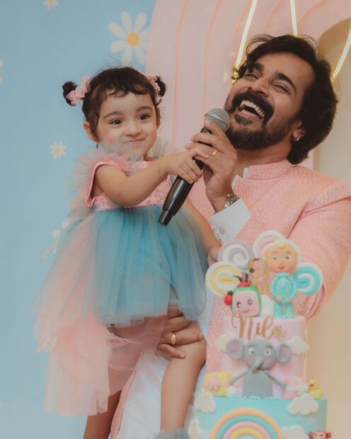  സ്വന്തമായി യുട്യൂബ് ചാനലുളള പേളി തന്റെ വിശേഷങ്ങളെല്ലാം ആരാധകരുമായി പങ്കുവെയ്ക്കാറുണ്ട്. ഇവരുടെ മകളായ നിലയ്ക്കും സമൂഹമാധ്യമങ്ങളില്‍ ആരാധകര്‍ ഏറെയാണ്.