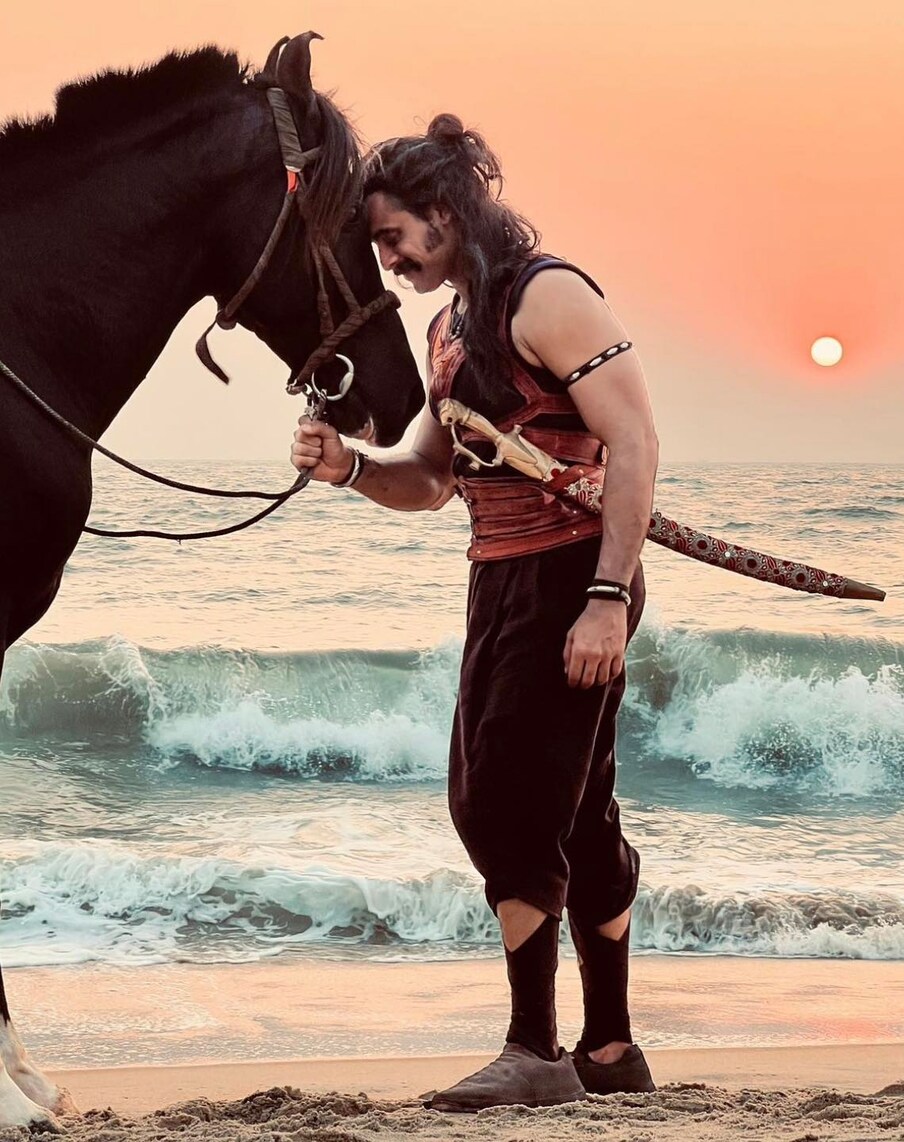  തന്‍റെ കരിയറിലെ ഏറ്റവും വലിയ സിനിമയായ 'അജയന്‍റെ രണ്ടാം മോഷണ'ത്തിന്‍റെ ചിത്രീകരണം പൂര്‍ത്തിയായ ശേഷം ഷൂട്ടിങ് അനുഭവങ്ങള്‍ പങ്കുവെച്ച് നടന്‍ ടൊവിനോ തോമസ്.  ഇതിഹാസകരമായ ഒരനുഭവമാണ് അവസാനിക്കുന്നത് എന്നാണ് ചിത്രീകരണത്തെ കുറിച്ച് ടോവി ഫേസ്ബുക്കില്‍ കുറിച്ചത്. ഏറ്റവും മികച്ച അനുഭവം പകർന്നു തന്ന ഈ ടീമിന്റെ ഷൂട്ടിങ് കാലം പുതിയകാര്യങ്ങൾ പഠിക്കാൻ കഴിഞ്ഞ ഒരു പഠനകളരി കൂടിയായിരുന്നു. കാസർകോഡ് ഉള്ള നിഷ്കളങ്കരായ ജനങ്ങളുടെ പിന്തുണകൊണ്ടാണ് ഈ ചിത്രം വിജയകരമായി പൂർത്തിയാക്കാൻ കഴിഞ്ഞതെന്നും പ്രേക്ഷകർ ഈ ചിത്രം ഏറ്റെടുക്കുന്നത് കാണാൻ പ്രതീക്ഷയോടെ കാത്തിരിക്കുന്നുവെന്നും ടൊവിനോ കുറിച്ചു.