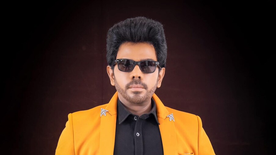  സിനിമയെ കുറിച്ചുള്ള ഔദ്യോഗിക പ്രഖ്യാപനം ഉടനുണ്ടാകുമെന്ന സൂചനയാണ് ചിത്രങ്ങള്‍ പങ്കുവെച്ച് ശരവണന്‍ നല്‍കുന്നത്. ശരവണാ സ്റ്റോഴ്സിന്‍റെ പരസ്യങ്ങളില്‍ നായികമാര്‍ക്കൊപ്പം പ്രത്യക്ഷപ്പെട്ടിരുന്ന ശരവണന്‍റെ ആദ്യ ചിത്രമായ ലെജന്‍ജ് ഏറെ ചര്‍ച്ചയായിരുന്നു.