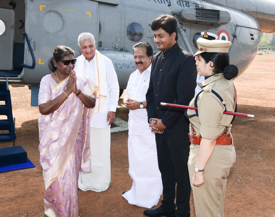  രാഷ്ട്രപതി ദ്രൗപദി മുർമു കൊല്ലം വള്ളിക്കാവിലുള്ള അമൃതാനന്ദമയീമഠം സന്ദർശനത്തിന്റെ ഭാഗമായി ആലപ്പുഴ ജില്ലയിൽ എത്തി.