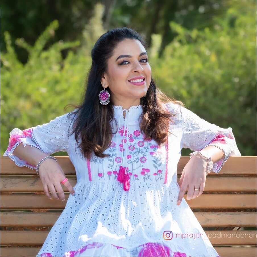  ഇപ്പോഴിതാ, വിവാഹത്തെക്കുറിച്ചും ഭർത്താവിനെക്കുറിച്ചുമൊക്കെ മനസ് തുറക്കുകയാണ് താരം. ഭര്‍ത്താവ് അഭില്‍ കൃഷ്ണൻ വിവാഹത്തിന് മുമ്പ് തന്‍റെ സിനിമകളൊന്നും കണ്ടിട്ടില്ലെന്നും ഒരു നടിയാണെന്ന് പോലും അറിയില്ലായിരുന്നുവെന്നും രാധിക പറയുന്നു. കൌമുദി മൂവീസിന് നൽകിയ അഭിമുഖത്തിലാണ് രാധിക ഇക്കാര്യം പറയുന്നത്.