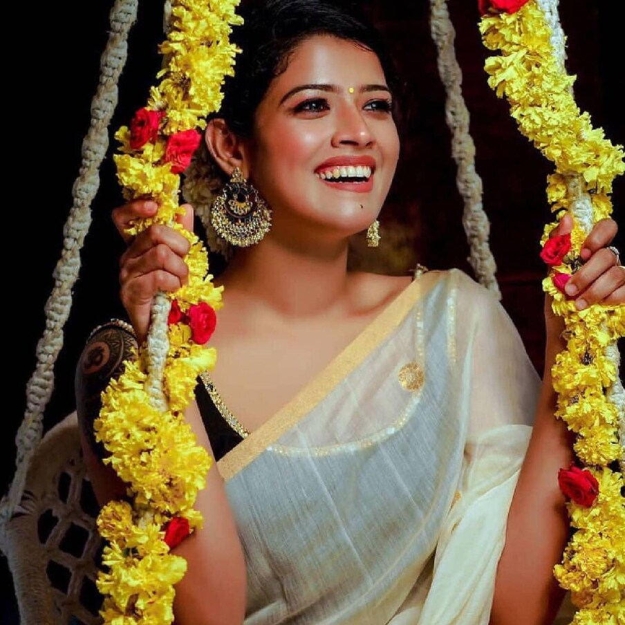 നടന്‍ ബാല ആയിരുന്നു അമൃത സുരേഷിന്റെ ആദ്യ ഭര്‍ത്താവ്. ഈ ബന്ധത്തില്‍ ഒരു മകളുമുണ്ട്. പ്രിയയെയാണ് ഗോപി സുന്ദർ ആദ്യം വിവാഹം കഴിച്ചത്. 2001ലായിരുന്നു ഇവരുടെ വിവാഹം. ഈ ബന്ധത്തിൽ ഇവർക്ക് രണ്ട് കുട്ടികളുണ്ട്. പിന്നീട് പ്രിയയുമായി പിരിഞ്ഞ ഗോപി സുന്ദർ അഭയ ഹിരൻമയിയുമായി ലിവ് ഇൻ റിലേഷൻഷിപ്പിലായിരുന്നു. ഈ ബന്ധവും തെറ്റിയതിന് പിന്നാലെയാണ് ഗോപി സുന്ദർ അമൃത സുരേഷുമായി അടുപ്പത്തിലായത്.
