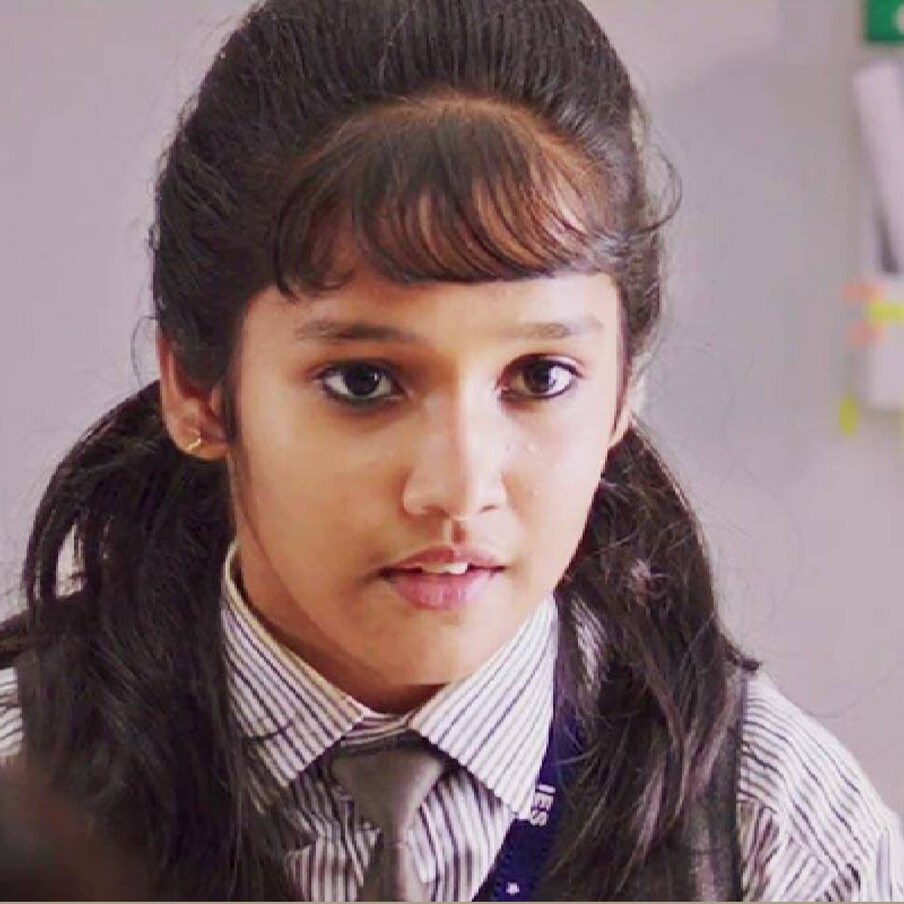  തന്റെ അച്ഛന് അൽപ്പം കഷണ്ടിയുണ്ട് എന്നും തനിക്ക് ചെറിയ രീതിയിൽ നെറ്റികയറൽ ഉണ്ടെന്നും അനിഖ. 'അച്ഛന്റെ കഷണ്ടിയും കിട്ടീട്ടുണ്ടല്ലേ' എന്നായിരുന്നു മമ്മൂട്ടിയുടെ മറ്റൊരു കമന്റ് എന്ന് അനിഖ
