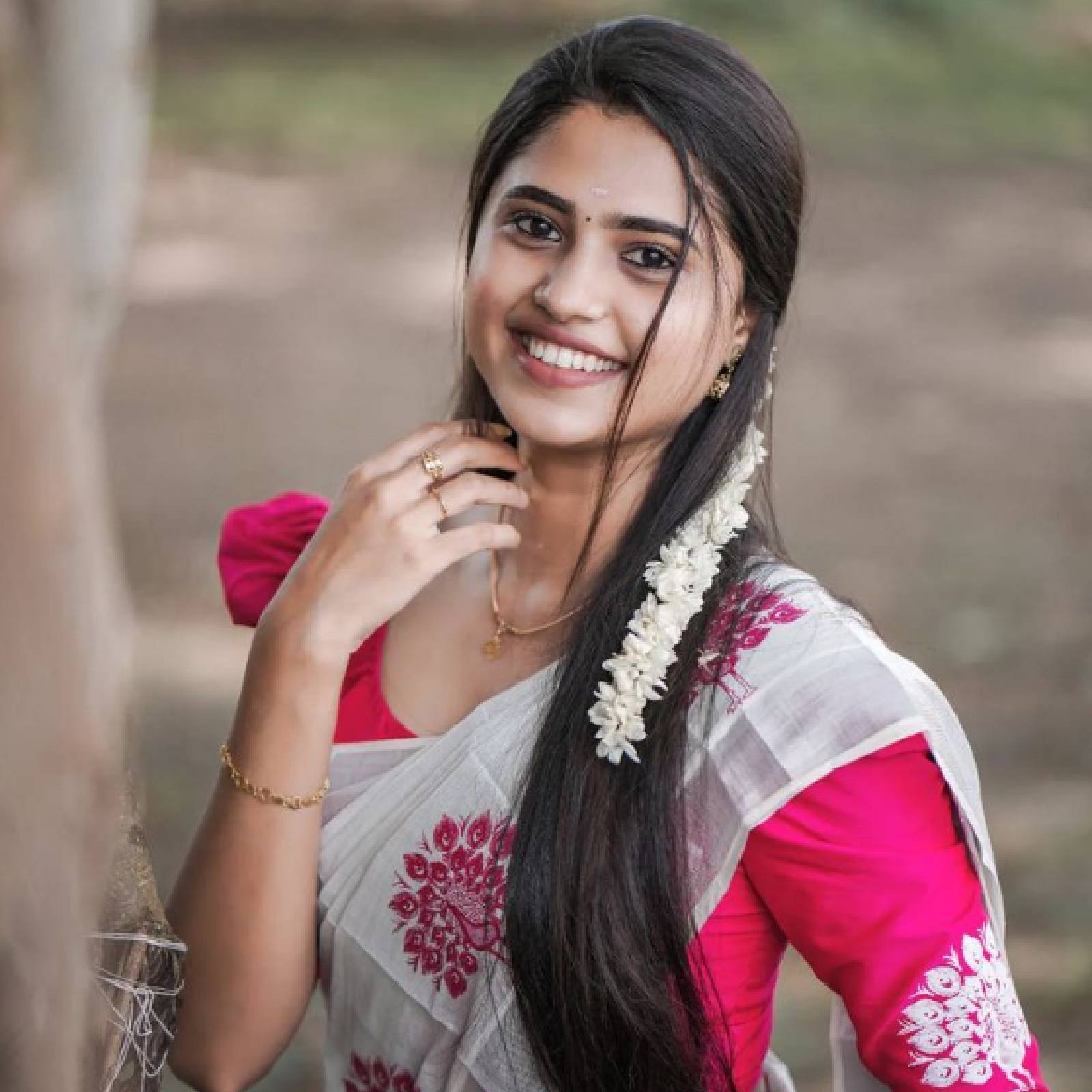  ഈ വാരം എറണാകുളത്തെ ലഹരിക്കടത്ത് കേസിൽ നാടക നടി പിടിയിലായത് മുതൽ സ്വൈര്യം ലഭിക്കാത്ത അവസ്ഥയാണ് നടി അഞ്ചു കൃഷ്ണ അശോകിന്റേത് (Anju Krishna Ashok). പേരിലെ സമാനത മൂലം സോഷ്യൽ മീഡിയയിൽ ടാഗ് ചെയ്യപ്പെടുന്നത് താനാണെന്ന് അഞ്ചു. നടിയും മോഡലുമാണ് അഞ്ചു. എന്നാൽ കേസിൽ പിടിയിലായ നടിക്കും അവരുടെ പേരുമായി സമാനതയുണ്ട്