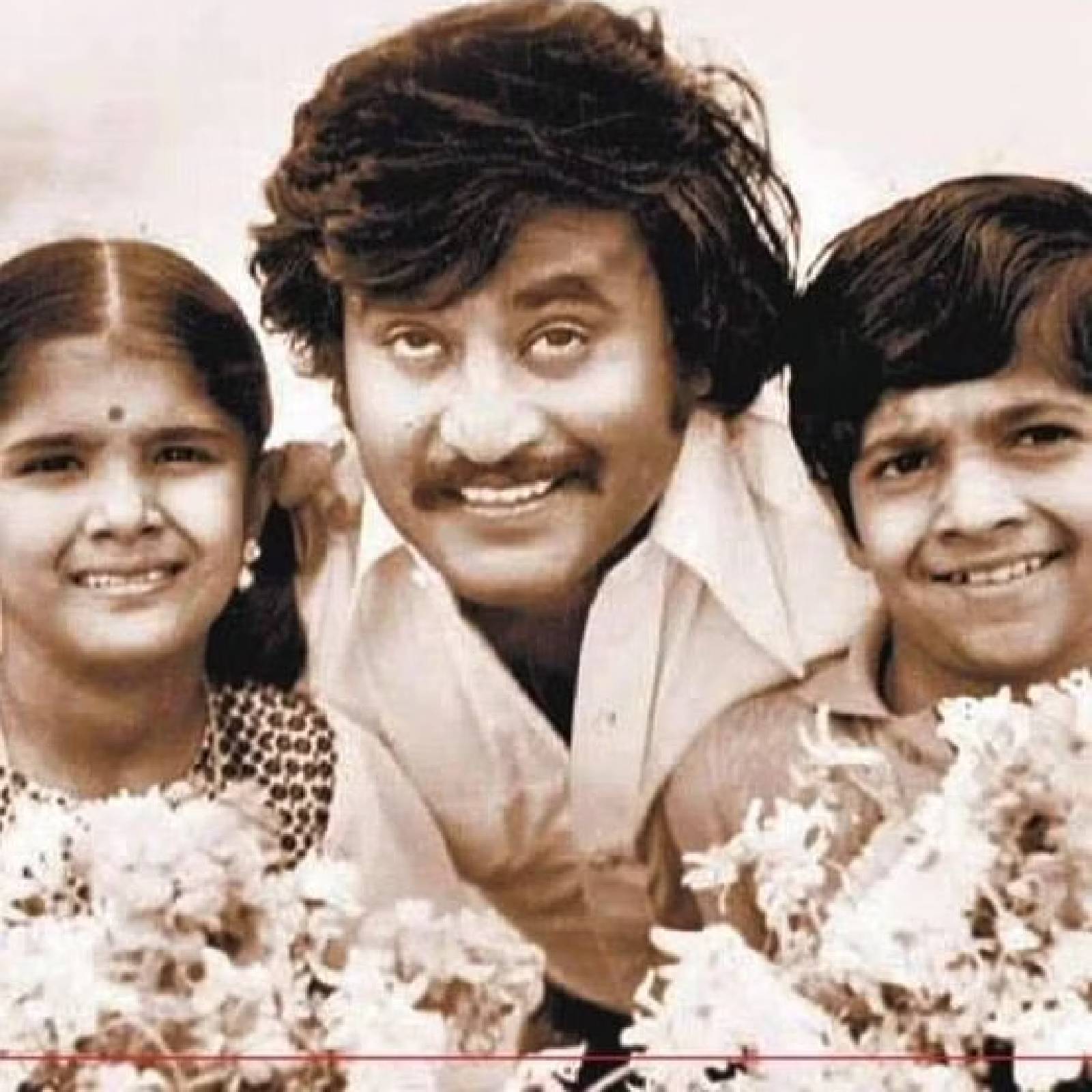  രേണുക ദേവി എന്ന അമ്മയുടെയും, മീനാക്ഷി സുന്ദരം മോഹന്റെയും മകളായി പിറന്ന കുട്ടിക്ക് കുട്ടിക്കാലം മുതലേ സിനിമാ മേഖലയുമായി അടുപ്പമുണ്ട്. 'കാളി' എന്ന തമിഴ് സിനിമയിൽ ബാലതാരമായിട്ടായിരുന്നു സിനിമാ പ്രവേശം നടന്നത്. പിന്നീട് പിന്നണി ഗായികയാവുകയായിരുന്നു