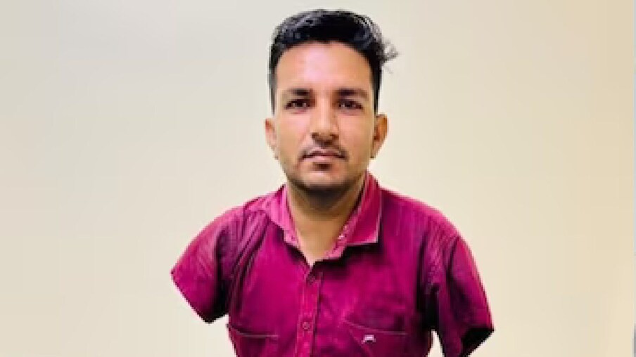  പത്ത് വർഷം മുമ്പ് വൈദ്യുതാഘാതമേറ്റതിനെ തുടർന്നാണ് പ്രേമറാമിന് രണ്ടു കൈകളും നഷ്ടപ്പെട്ടത്. വയലിൽ ജോലി ചെയ്യുന്നതിനിടെ അബദ്ധത്തിൽ വൈദ്യുതിത്തൂണിൽ ഇടിക്കുകയായിരുന്നു. അന്ന് ഇയാളുടെ രണ്ടു കൈകൾക്കും ഗുരുതരമായി പൊള്ളലേറ്റിരുന്നു. ജീവൻ രക്ഷിക്കാൻ ഇരുകൈകളും മുറിച്ചുമാറ്റാൻ ഡോക്ടർമാർ നിർദേശിക്കുകയായിരുന്നു.