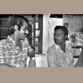 1975ൽ തലേക്കെട്ടും തൊപ്പിയുമില്ലാതെ മലയാളത്തിന്റെ പ്രിയ സംവിധായകർ; അപൂർവ ചിത്രത്തിലെ മുഖങ്ങൾ ആരെല്ലാം