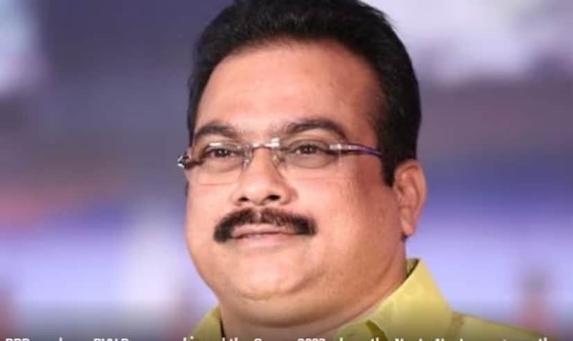  ഇതിന് തണുപ്പൻ രീതിയിലായിരുന്നു നിർമാതാവിന്റെ മറുപടി. രൗജമൗലിയുമായോ രാം ചാരണുമായോ ടീമിലെ മറ്റാരെങ്കിലുമായോ തനിക്ക് വലിയ അടുപ്പമില്ലെന്നായിരുന്നു ധനയ്യയുടെ പ്രതികരണം.