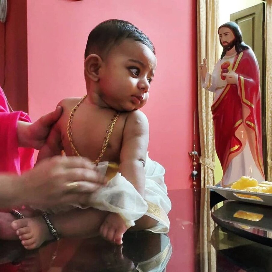  രണ്ടു മതവിശ്വാസങ്ങളിൽ ഉൾപ്പെട്ടവരാണ് ചന്ദ്രയും ടോഷ് ക്രിസ്റ്റിയും. എന്നാൽ രണ്ട് വിഭാഗങ്ങളെയും മാനിക്കുന്ന തരത്തിലായിരുന്നു ഇവരുടെ വിവാഹം. താലികെട്ടും, മന്ത്രകോടി നൽകലും ചേർന്ന കസ്റ്റമൈസ്ഡ് ചടങ്ങിലാണ് സ്വന്തം മാതാപിതാക്കളെ സാക്ഷി നിർത്തി ഇവർ വിവാഹം ചെയ്തത് (തുടർന്ന് വായിക്കുക)