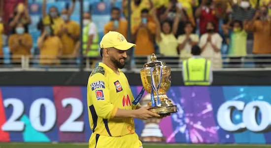  ശാന്തമായ പെരുമാറ്റം, തന്ത്രശാലിയായ ക്യാപ്റ്റൻ, മുന്നിൽ നിന്ന് നയിക്കാനുള്ള കഴിവ് എന്നിവയെല്ലാം ധോണിയുടെ സവിശേഷതകളാണ്. 135-ലധികം സ്‌ട്രൈക്ക് റേറ്റിൽ 4,978-ലധികം റൺസുമായി അദ്ദേഹം ഐപിഎല്ലിലെ മികച്ച ബാറ്റ്‌സ്മാനും കൂടിയാണ്. അദ്ദേഹത്തിന്റെ വിക്കറ്റ് കീപ്പിംഗ് മികവും CSK-യുടെ വിജയത്തിന് നിർണായകമാണ്. സി‌എസ്‌കെയ്ക്കും ഐ‌പി‌എല്ലിനും മൊത്തത്തിൽ അദ്ദേഹം നൽകിയ സംഭാവനകൾ വളരെ വലുതാണ്, 2020 ൽ അന്താരാഷ്ട്ര ക്രിക്കറ്റിൽ നിന്ന് വിരമിച്ചിട്ടും ഐപിഎല്ലിൽ ചെന്നൈയുടെ പ്രധാന കളിക്കാരനായി ധോണി തുടരുന്നു.