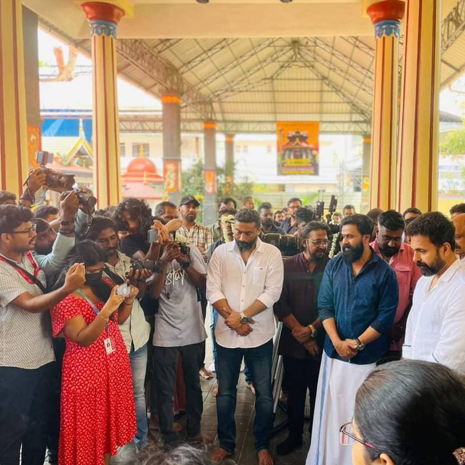  നടനിൽ നിന്നും സംവിധായകനിലേക്കു മാറിയ വിനീത് കുമാറിന്റെ പുതിയ ചിത്രത്തിൽ നായകൻ ദിലീപാണ്. കുറച്ചു ദിവസങ്ങൾക്കു മുൻപാണ് ഈ സിനിമയുടെ പൂജാ ചടങ്ങുകൾ നടന്നത്. മലയാള സിനിമയിലെ പ്രശസ്ത സംവിധായകർ ഉൾപ്പെടെ ചടങ്ങിൽ അതിഥികളായിരുന്നു. ദിലീപ്149 എന്നാണ് ചിത്രത്തിന് നൽകിയ താൽക്കാലിക പേര് (ചിത്രം: ദിലീപ് ഓൺലൈൻ)