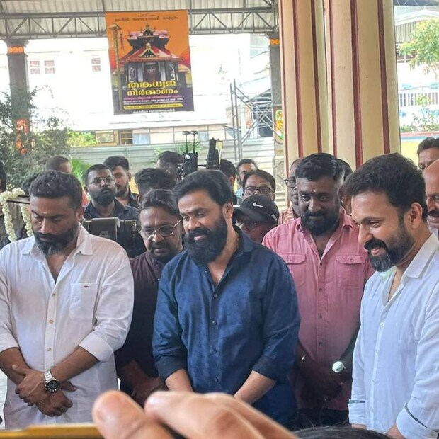  നടൻ ദിലീപ് (Actor Dileep) നടനും സംവിധായകനുമായ വിനീത് കുമാറുമായി ചേർന്ന് പുതിയ ചിത്രമൊരുക്കുന്നു. ‘D149’ എന്ന് വർക്കിങ് ടൈറ്റിൽ നൽകിയിരിക്കുന്ന ചിത്രത്തിന്റെ പൂജാ ചടങ്ങുകൾ ആരംഭിച്ചു. മാവേലിക്കരയിലെ ചെട്ടികുളങ്ങരയിലായിരിക്കും ദിലീപ്-വിനീത് കുമാർ ചിത്രത്തിന്റെ പ്രധാന ലൊക്കേഷൻ എന്നാണ് റിപ്പോർട്ടുകൾ. ചിത്രത്തിനായി ഒരു പ്രമുഖ തെന്നിന്ത്യൻ നായികയെയാണ് അണിയറ പ്രവർത്തകർ സമീപിച്ചിരിക്കുന്നതെന്നും റിപ്പോർട്ടുകൾ സൂചിപ്പിക്കുന്നു