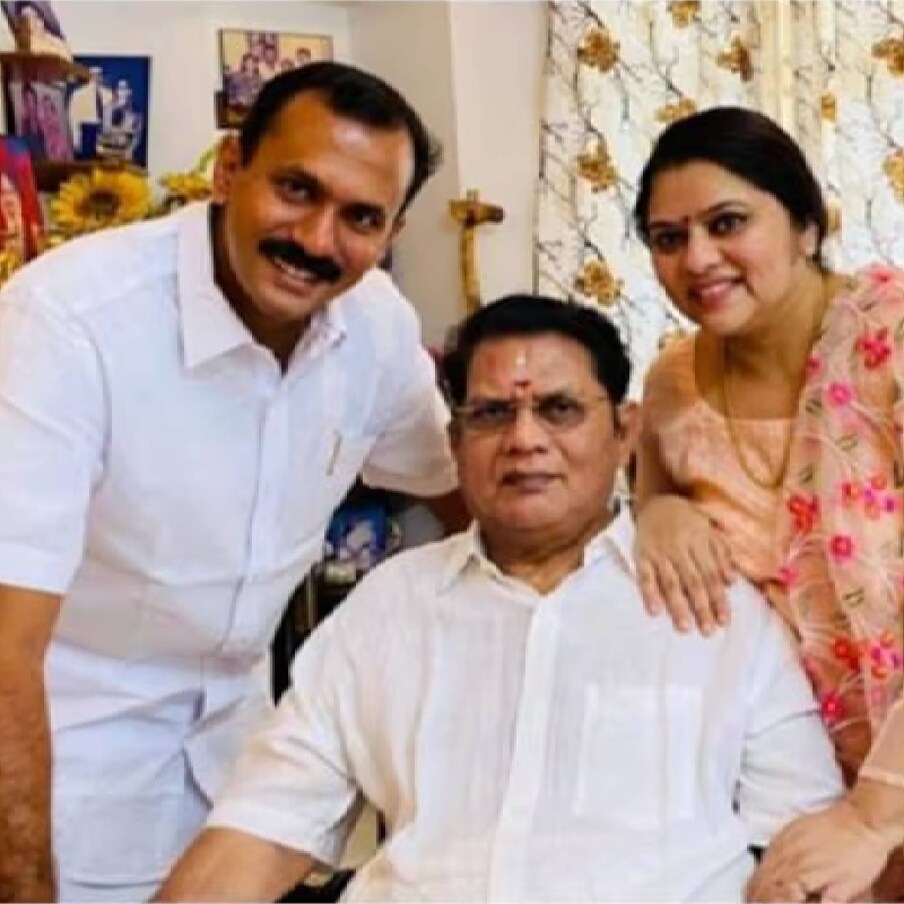  എല്ലാ വർഷവും പുതുവർഷദിനം, ജന്മദിനം തുടങ്ങിയ വേളകളിൽ മുടങ്ങാതെ ഒരു ഫോൺ കോൾ ദിലീപിൽ നിന്നും ജഗതി ശ്രീകുമാറിന് എത്തിയിരിക്കും എന്ന് പാർവതി