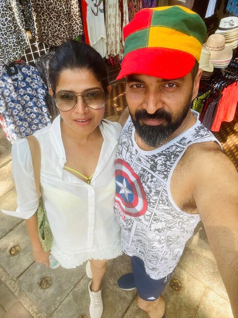  ഇൻസ്റ്റാഗ്രാം, ഫേസ്ബുക്ക് പേജുകൾ വഴിയാണ് ഗോപി സുന്ദർ പങ്കാളി അമൃത സുരേഷിനൊപ്പമുള്ള പ്രണയ നിമിഷങ്ങൾ ആരാധകർക്കായി പങ്കുവെച്ചത്. ഇരുവരും പരസ്പരം ചുംബിക്കുന്നതിന്‍റെ തൊട്ടുമുമ്പുള്ള നിമിഷങ്ങളാണ് ഫോട്ടോയിലുള്ളത്.