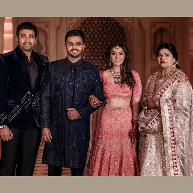  വളരെ ചെറുപ്പത്തിലേ പിതാവിനെ നഷ്‌ടപ്പെട്ട ഹൻസിക, തന്നെ ഈ നിലയിലെത്തിച്ച അമ്മയോട് ഏറെ കടപ്പെട്ട മകളാണ്. 2022 ഡിസംബർ മാസത്തിലാണ് ഹൻസികയും സൊഹെയ്‌ലും വിവാഹിതരായത്. രാജസ്ഥാനിൽ വച്ചുള്ള രാജകീയ വിവാഹമായിരുന്നു ഇവരുടേത്. സീരീസ് പുറത്തിറങ്ങിയതും ഹൻസികയുടെ അമ്മയുടെ തീരെ വിചിത്രമായ ഒരു ഡിമാൻഡ് ചർച്ചയാവുകയാണ് (തുടർന്ന് വായിക്കുക)