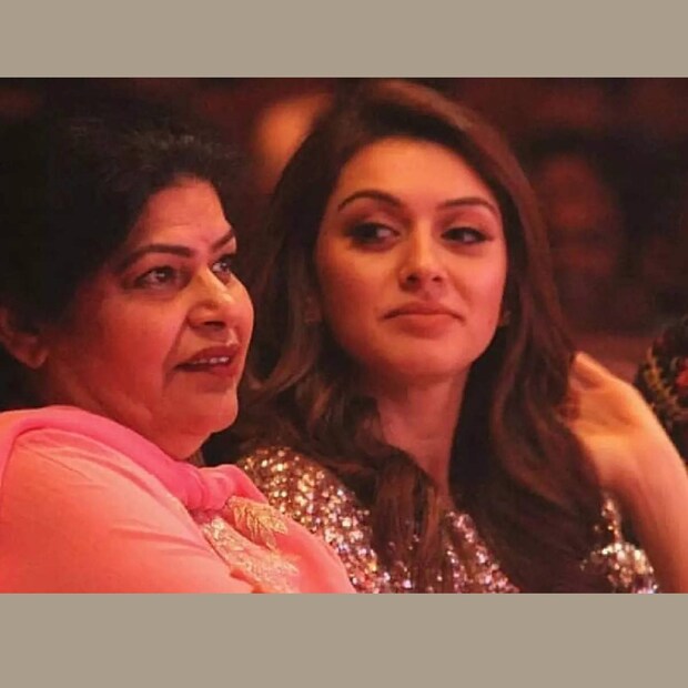  നടി ഹൻസിക മോട്‍വാനിയുടെ (Hansika Motwani) പ്രണയവും വിവാഹവും ഏറെ മാധ്യമശ്രദ്ധ നേടിയ സംഭവമാണ്. സൊഹെയ്ൽ കതൂരിയയാണ് ഹൻസികയുടെ ഭർത്താവ്. വിവാഹത്തിന്റെയും, പിന്നാമ്പുറ കാഴ്ചകളുടെയും, തയാറെടുപ്പുകളുടെയും വിശേഷങ്ങളുമായി 'ലവ്, ശാദി, ഡ്രാമ' എന്ന വെബ് സീരീസ് സ്ട്രീമിംഗ് ആരംഭിച്ചിരുന്നു. ഇതിൽ താരം തന്റെ വ്യക്തിപരമായ തയ്യാറെടുപ്പുകളും വിവാദങ്ങൾക്കുള്ള മറുപടിയും ഉൾപ്പെടുത്തിയിരുന്നു