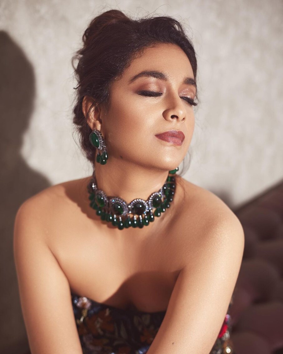  പഴയ കീർത്തിയെ മിസ് ചെയ്യുന്നു, കീർത്തിക്ക് എന്തുപറ്റി, പരമ്പരാഗത വേഷമാണ് കീർത്തിയിൽ നിന്നും പ്രതീക്ഷിക്കുന്നത്... എന്നിങ്ങനെ പോകുന്നു വിവിധ ഭാഷകളിലെ കമന്റ്സ്