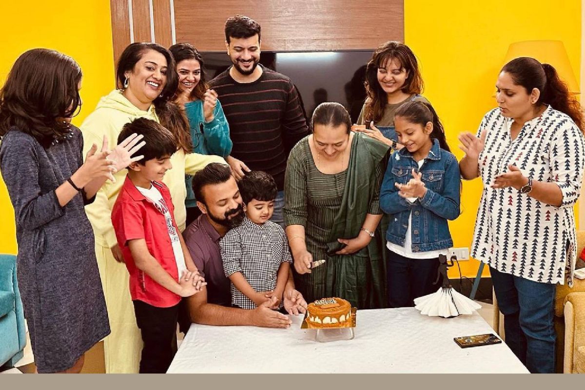 ഇതിപ്പോ എല്ലാരുമുണ്ടല്ലോ, ആരുടെ പിറന്നാളാണെന്നു നോക്കിയേ