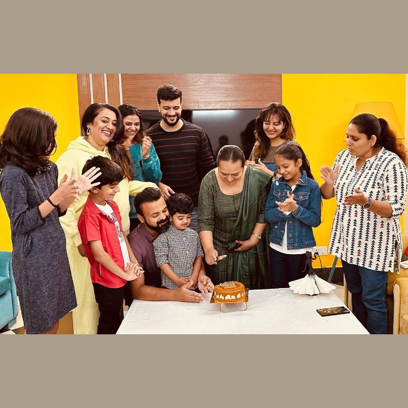  ചാക്കോച്ചന്റെ അമ്മയുടെ പിറന്നാളിന് മഞ്ജുവും പിഷാരടിയും ബന്ധുക്കളും