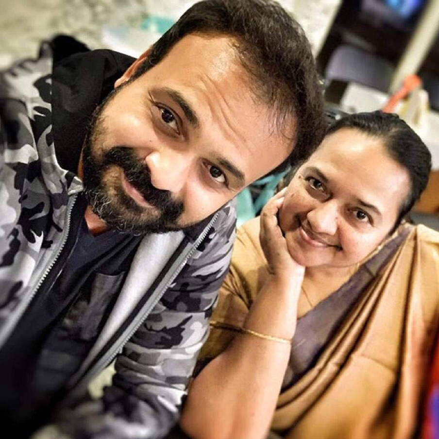  ഏറെ നാളത്തെ കാത്തിരിപ്പിന് ശേഷം ചാക്കോച്ചനും പ്രിയയ്ക്കും ഇസഹാക് എന്ന മകൻ പിറന്നു എന്ന വിവരം പുറത്തുവന്നത് അച്ഛമ്മയുടെ കയ്യിലിരിക്കുന്ന കൊച്ചുമകന്റെ ചിത്രത്തോടെയാണ്. അന്ന് പലരും ഈ ചിത്രത്തിന്റെ ഉറവിടം തേടിപ്പായുകയും ചെയ്തിരുന്നു
